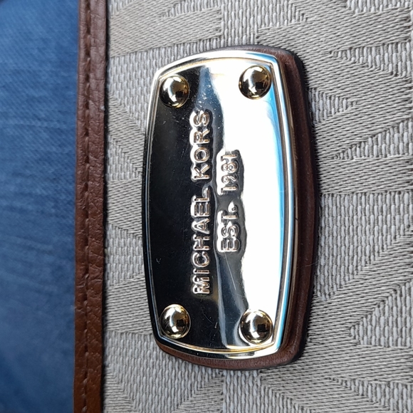 Flash Sale! Today only deal! Like New! Michael kors wallet - Picture 2 of 8